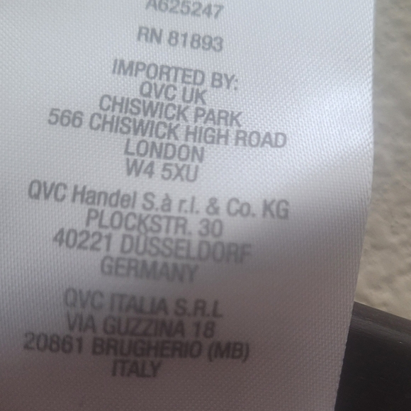 Dennis Basso Luxurious Tan and Brown Faux Fur Coat. - Picture 6 of 6